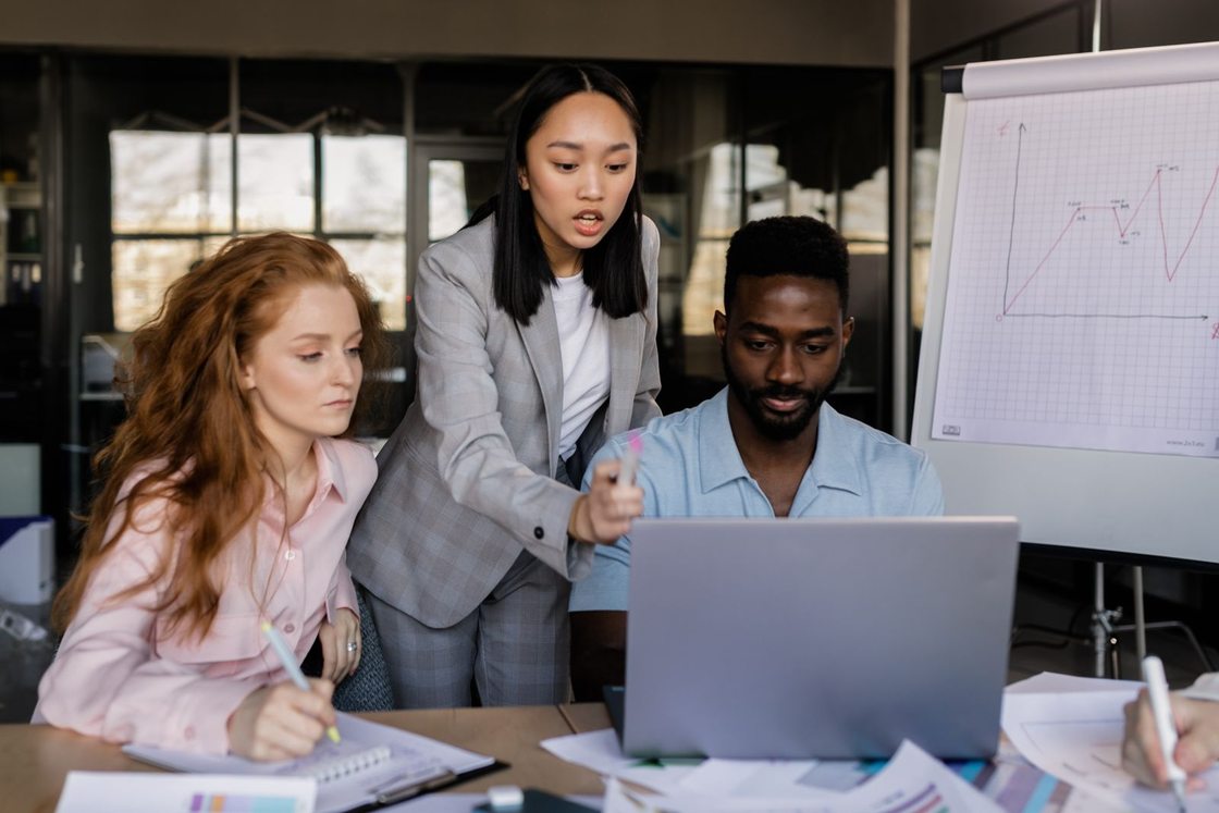 Personas trabajando juntas en un proyecto con un portátil