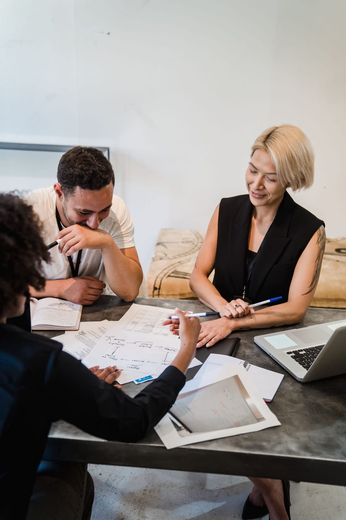 Ein Team entwickelt und bespricht Pläne an einem Tisch