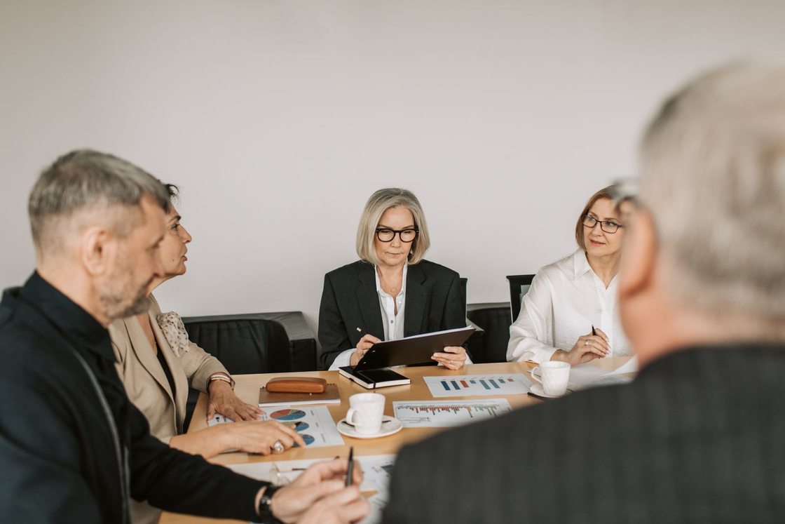 Gemeinsame Projektbesprechung mit Unterlagen und Budgetplanung am Tisch